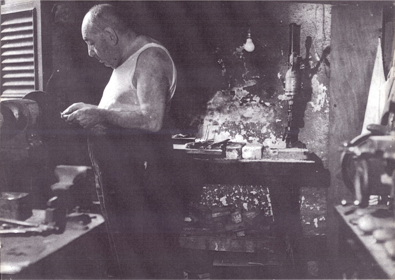 Joseph Feldman em sua oficina de trabalho, 1973